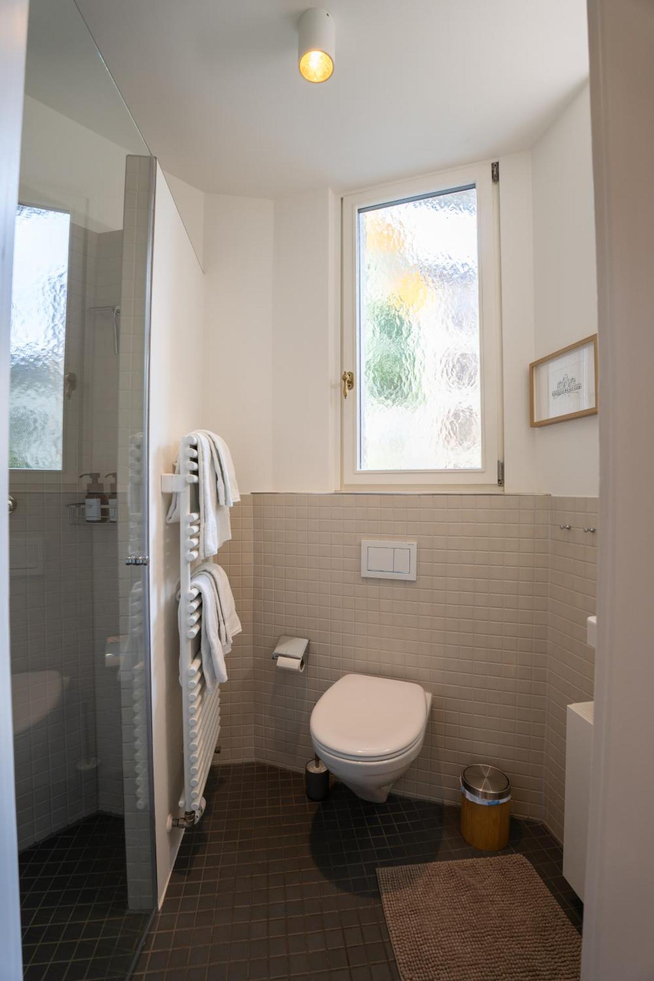 Charmante Altbauwohnung Am Rhein *